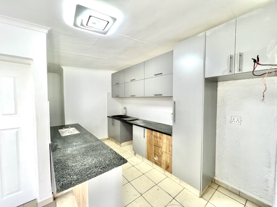 To Let 1 Bedroom Property for Rent in Vorna Valley Gauteng