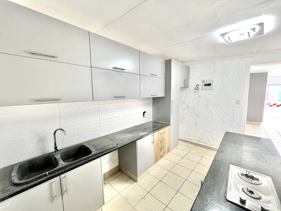 To Let 1 Bedroom Property for Rent in Vorna Valley Gauteng