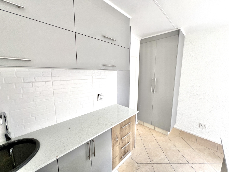 To Let 1 Bedroom Property for Rent in Vorna Valley Gauteng