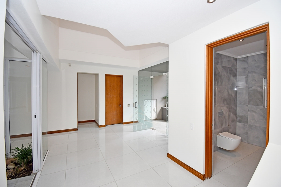 5 Bedroom Property for Sale in Hurlingham Gauteng