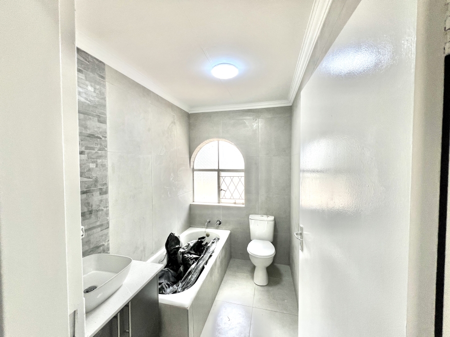 To Let 4 Bedroom Property for Rent in Vorna Valley Gauteng