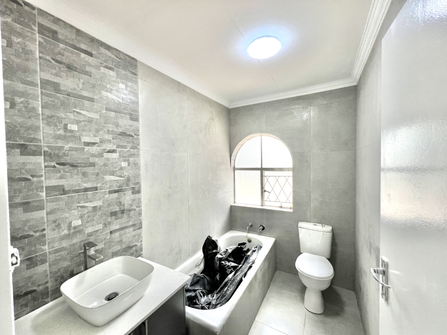 To Let 4 Bedroom Property for Rent in Vorna Valley Gauteng