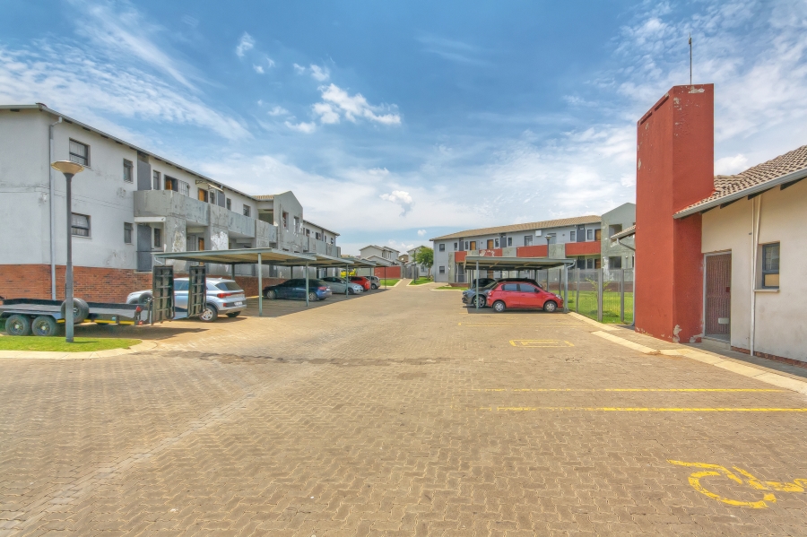 2 Bedroom Property for Sale in Noordwyk Gauteng