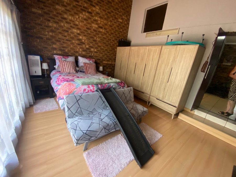 5 Bedroom Property for Sale in Wilro Park Gauteng