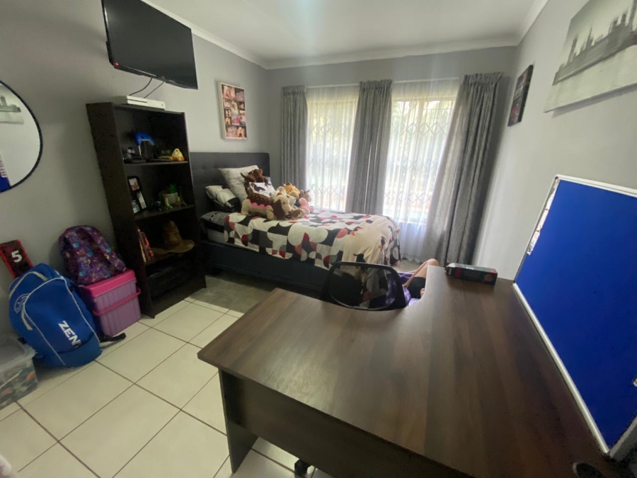 5 Bedroom Property for Sale in Wilro Park Gauteng