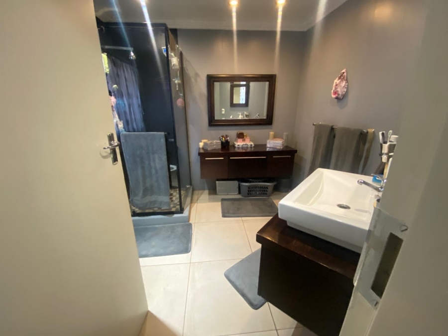 5 Bedroom Property for Sale in Wilro Park Gauteng