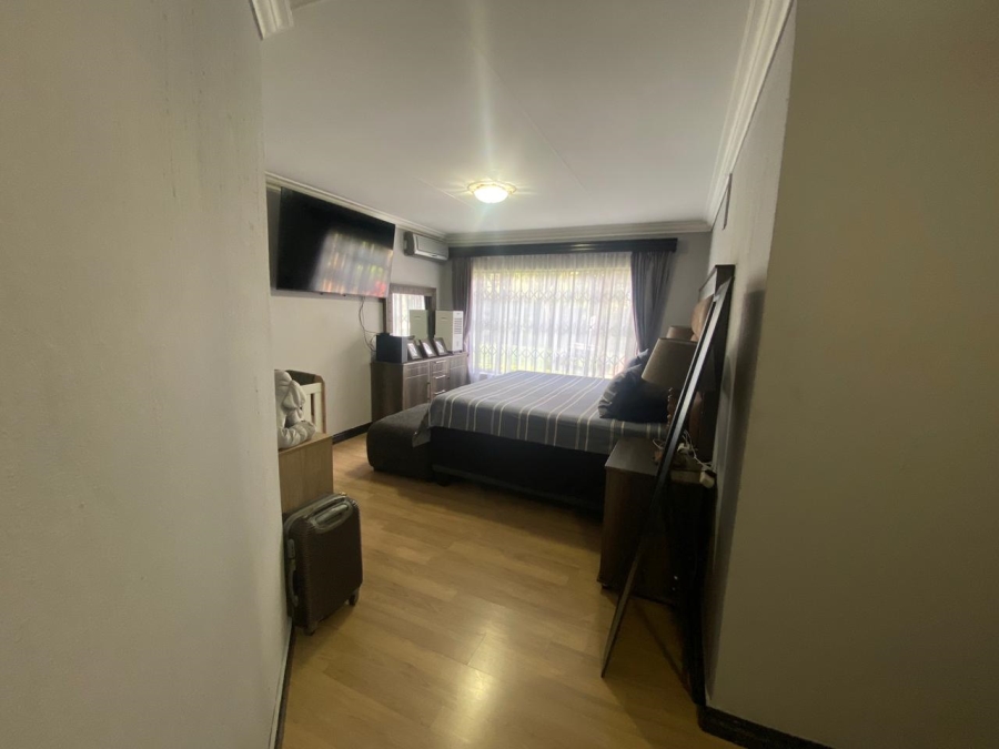 5 Bedroom Property for Sale in Wilro Park Gauteng