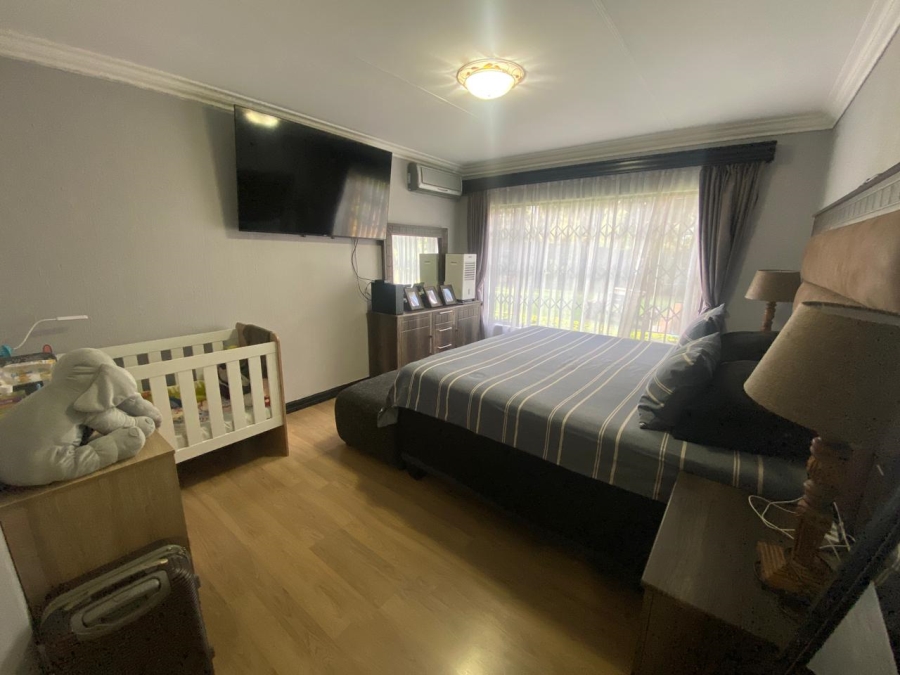 5 Bedroom Property for Sale in Wilro Park Gauteng