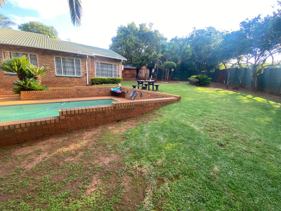 5 Bedroom Property for Sale in Wilro Park Gauteng