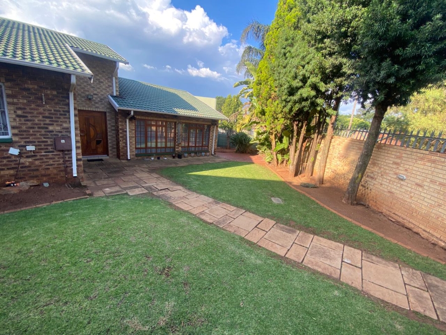 5 Bedroom Property for Sale in Wilro Park Gauteng