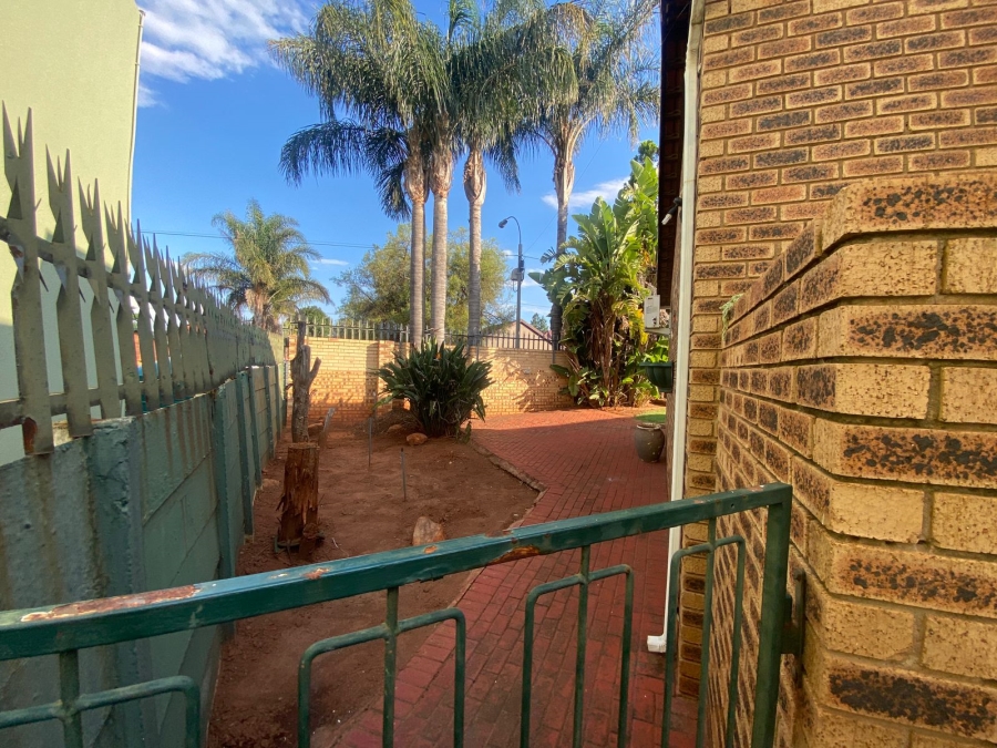5 Bedroom Property for Sale in Wilro Park Gauteng