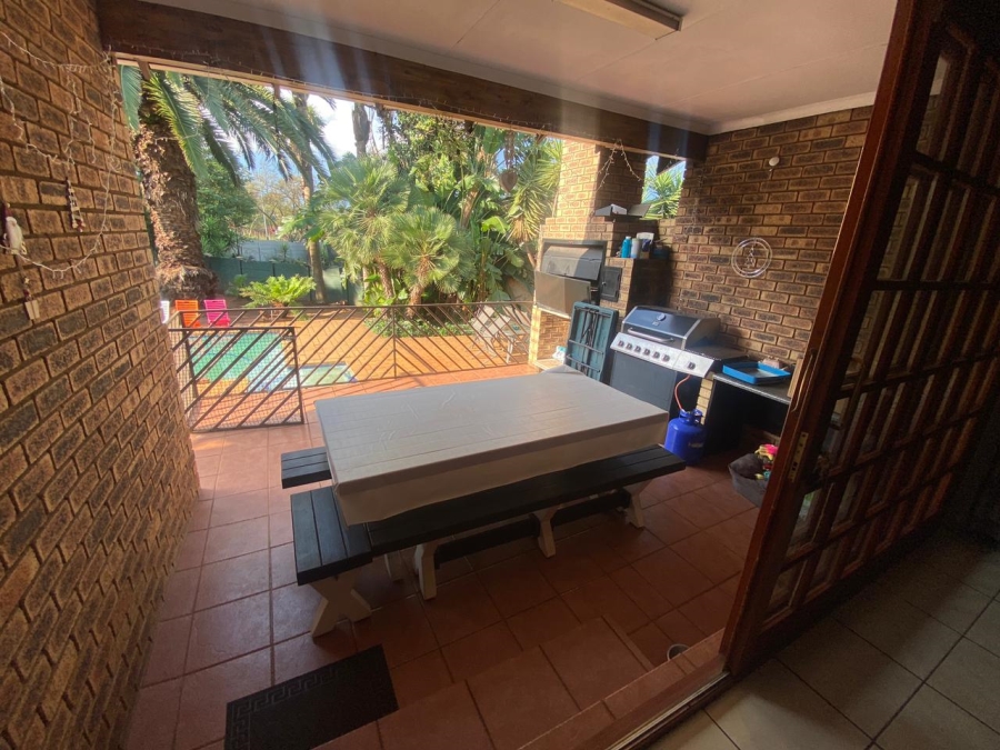 5 Bedroom Property for Sale in Wilro Park Gauteng