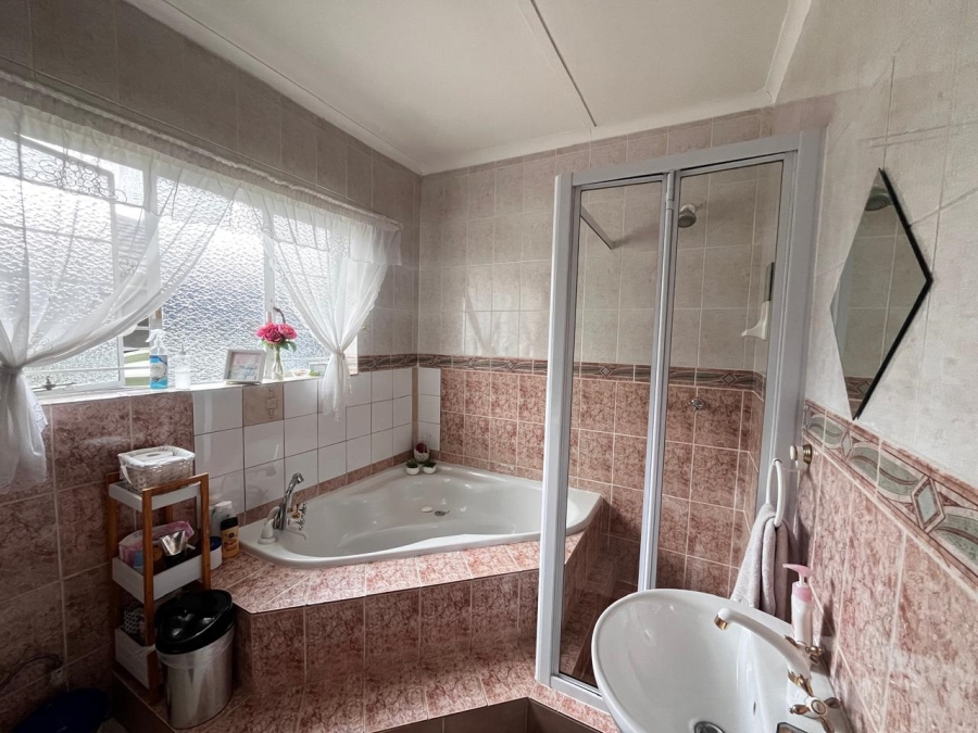 To Let 4 Bedroom Property for Rent in Constantia Kloof Gauteng