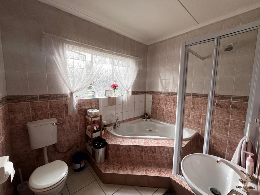 To Let 4 Bedroom Property for Rent in Constantia Kloof Gauteng