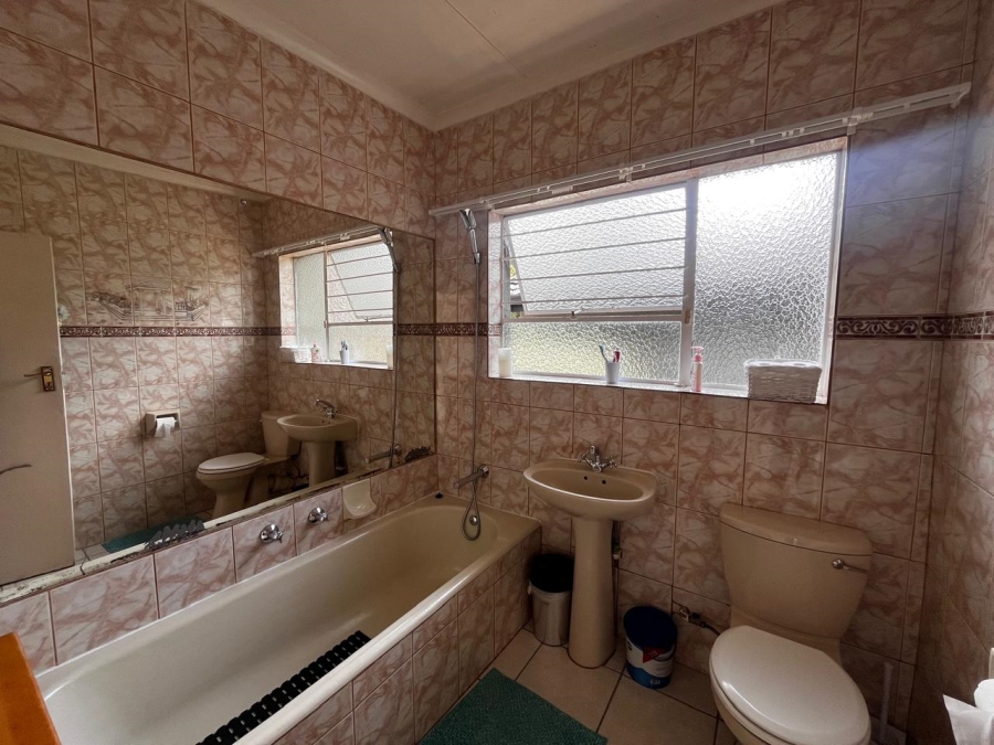 To Let 4 Bedroom Property for Rent in Constantia Kloof Gauteng