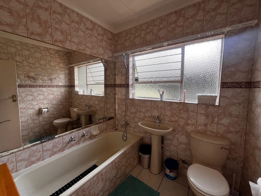 To Let 4 Bedroom Property for Rent in Constantia Kloof Gauteng