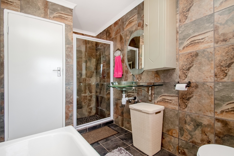 3 Bedroom Property for Sale in Wilro Park Gauteng