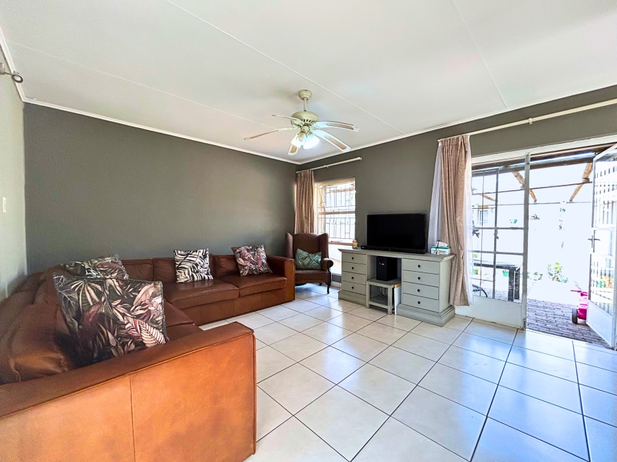 3 Bedroom Property for Sale in Die Hoewes Gauteng