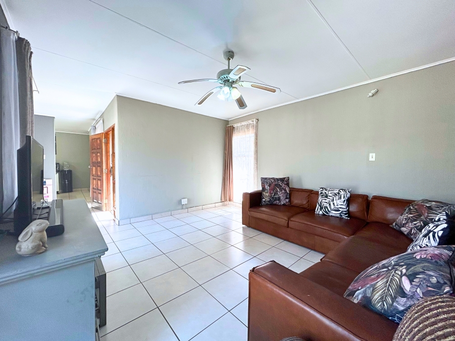 3 Bedroom Property for Sale in Die Hoewes Gauteng