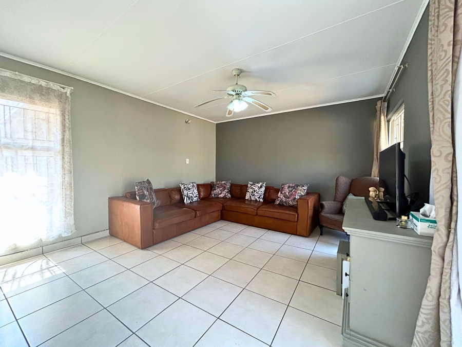 3 Bedroom Property for Sale in Die Hoewes Gauteng