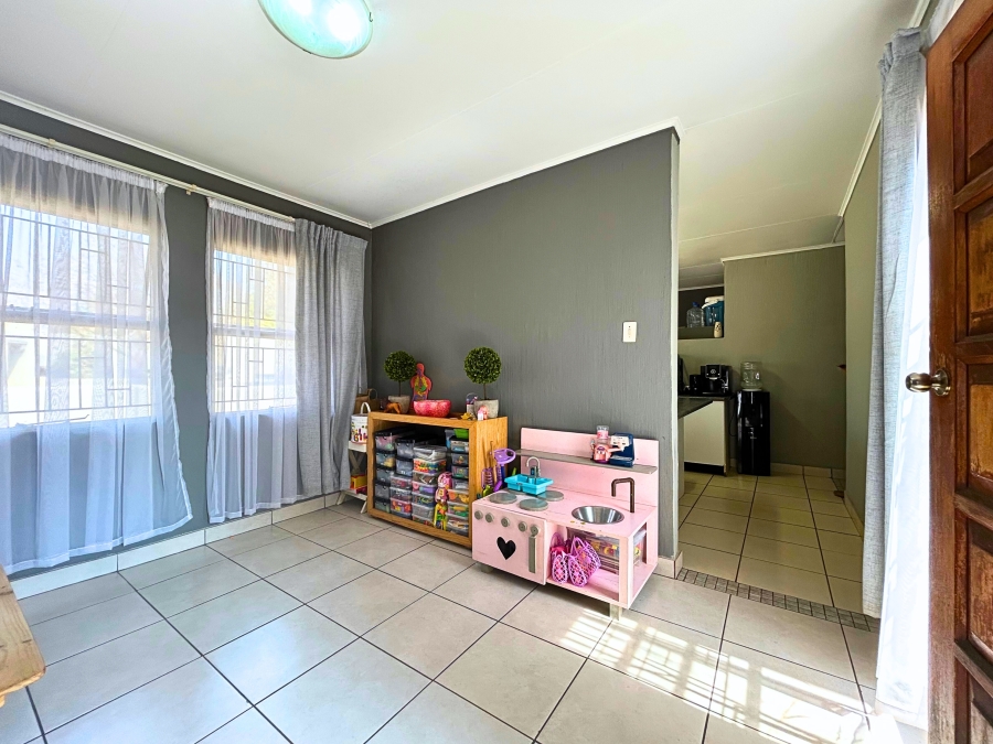 3 Bedroom Property for Sale in Die Hoewes Gauteng