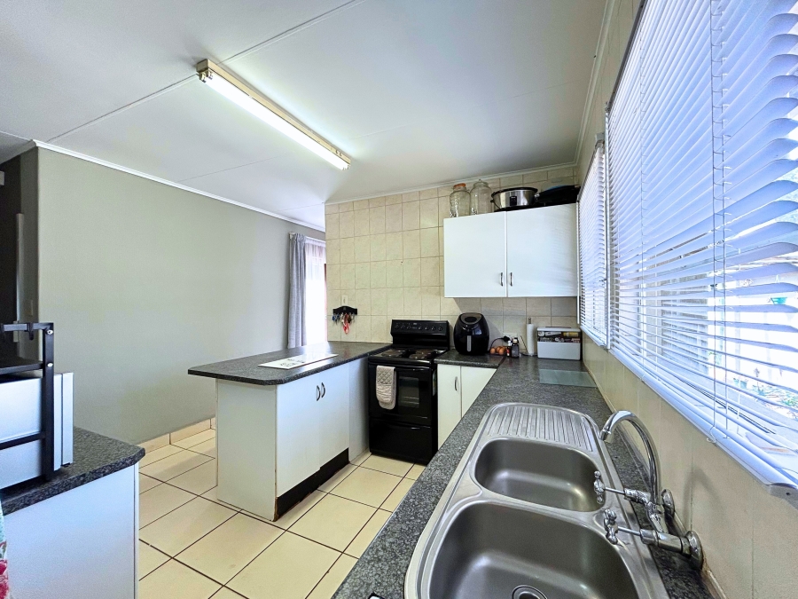 3 Bedroom Property for Sale in Die Hoewes Gauteng