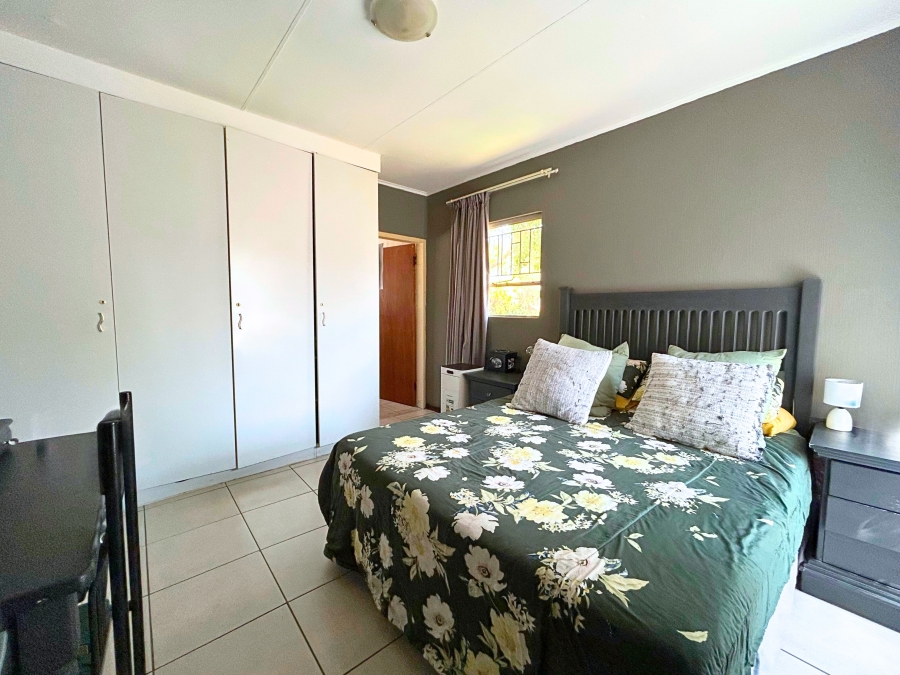 3 Bedroom Property for Sale in Die Hoewes Gauteng