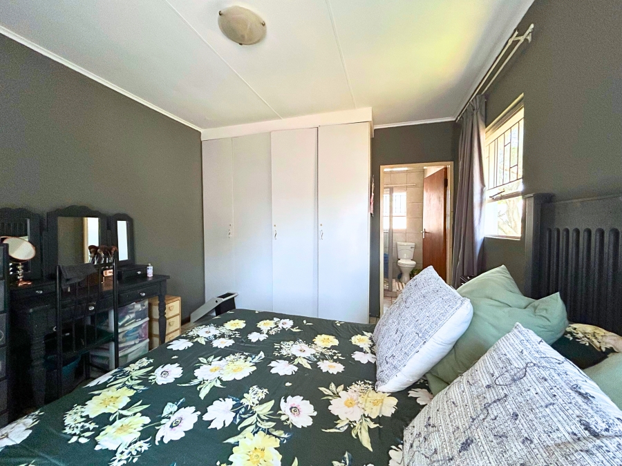 3 Bedroom Property for Sale in Die Hoewes Gauteng