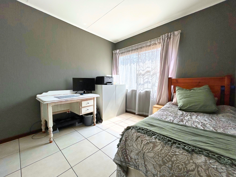 3 Bedroom Property for Sale in Die Hoewes Gauteng