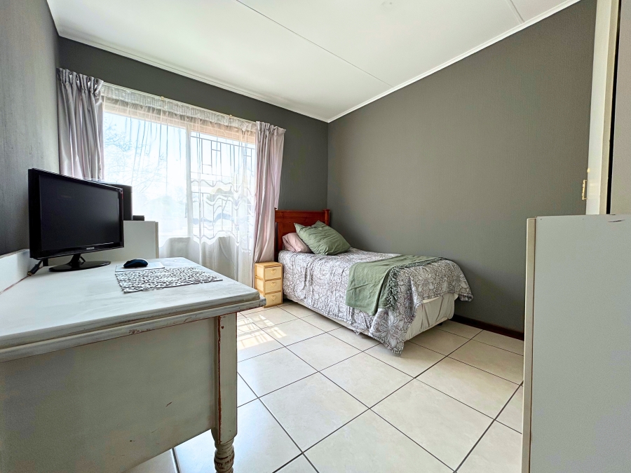 3 Bedroom Property for Sale in Die Hoewes Gauteng
