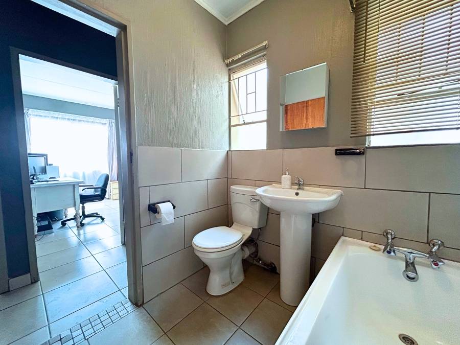 3 Bedroom Property for Sale in Die Hoewes Gauteng
