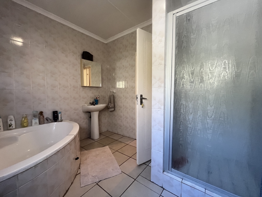 3 Bedroom Property for Sale in Eldoraigne Gauteng
