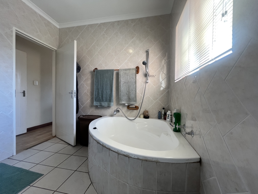 3 Bedroom Property for Sale in Eldoraigne Gauteng