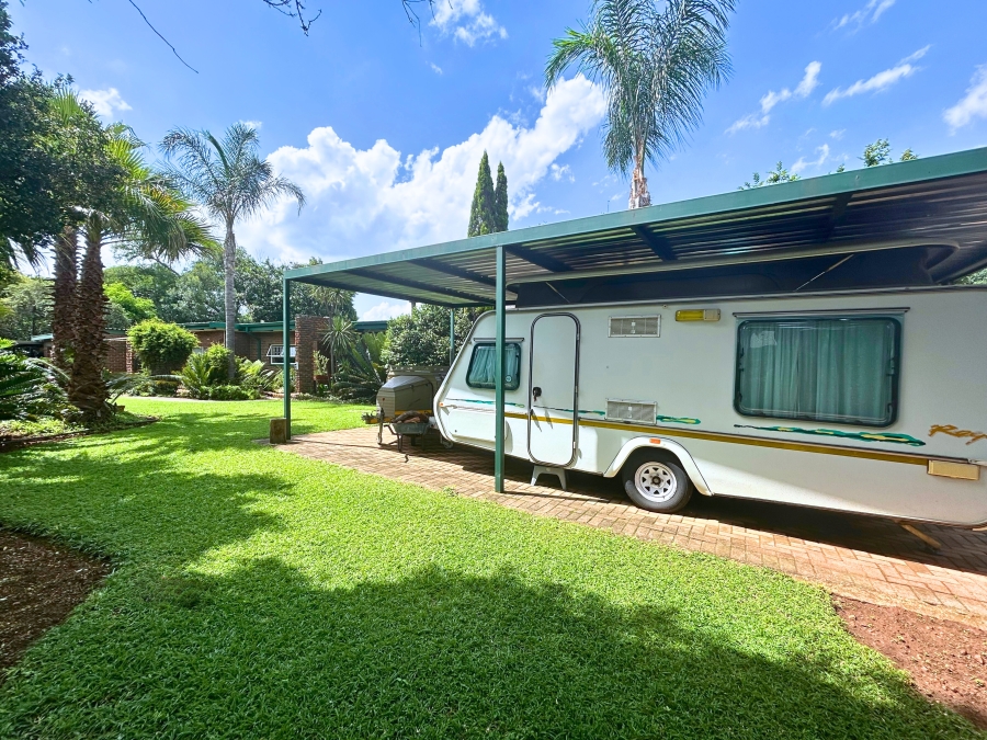 6 Bedroom Property for Sale in Hennopspark Gauteng