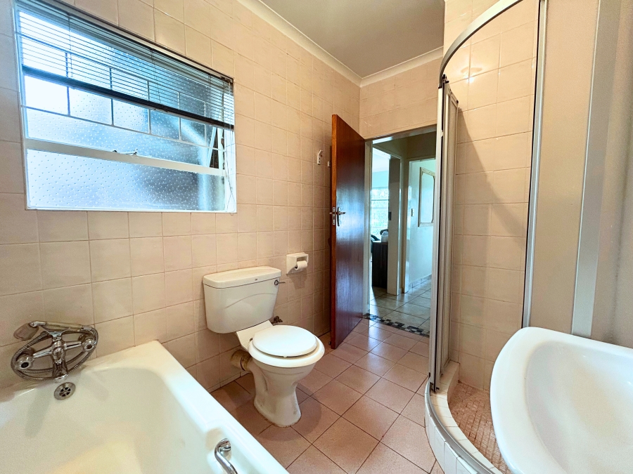 6 Bedroom Property for Sale in Hennopspark Gauteng