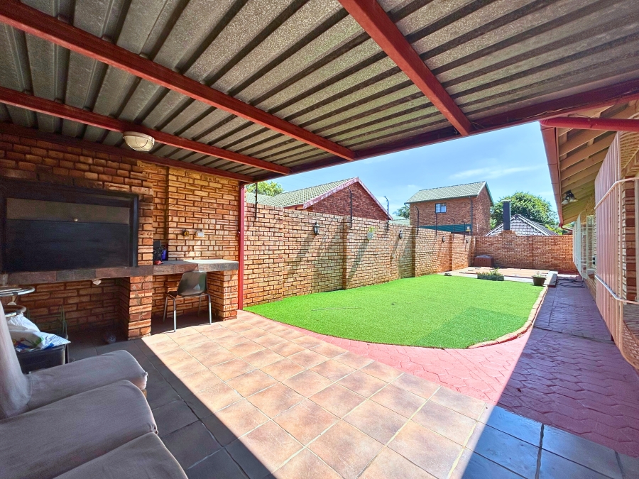 4 Bedroom Property for Sale in Eldoraigne Gauteng