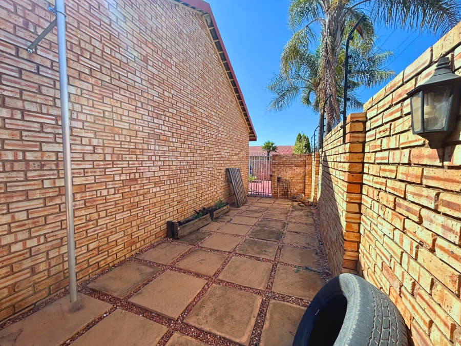 4 Bedroom Property for Sale in Eldoraigne Gauteng