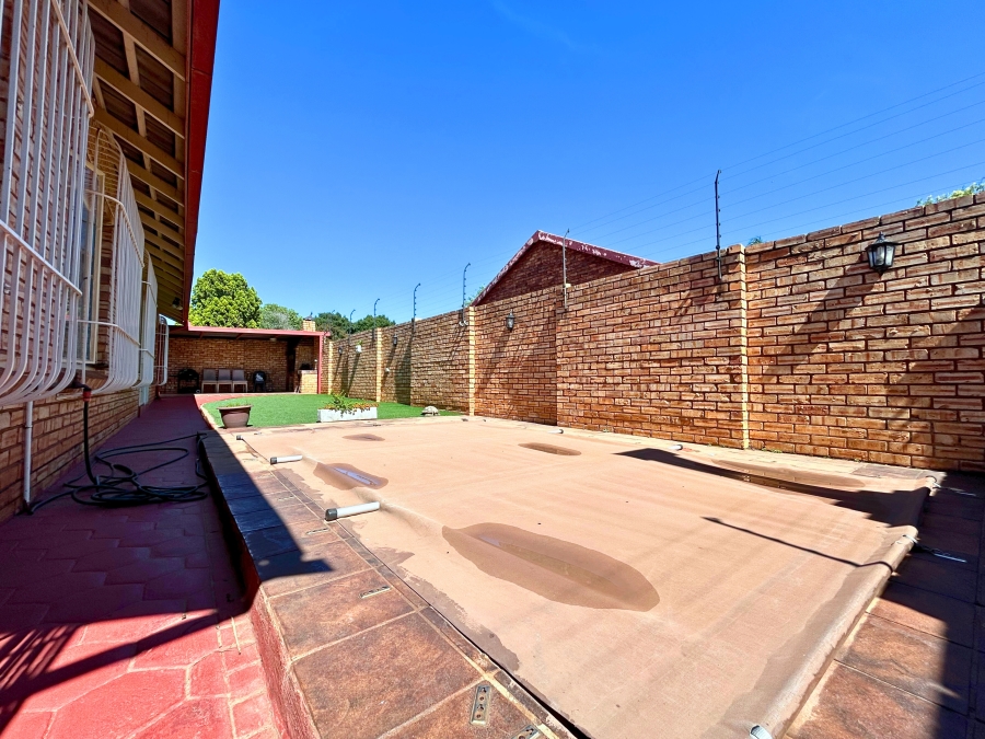 4 Bedroom Property for Sale in Eldoraigne Gauteng