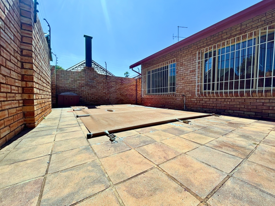 4 Bedroom Property for Sale in Eldoraigne Gauteng