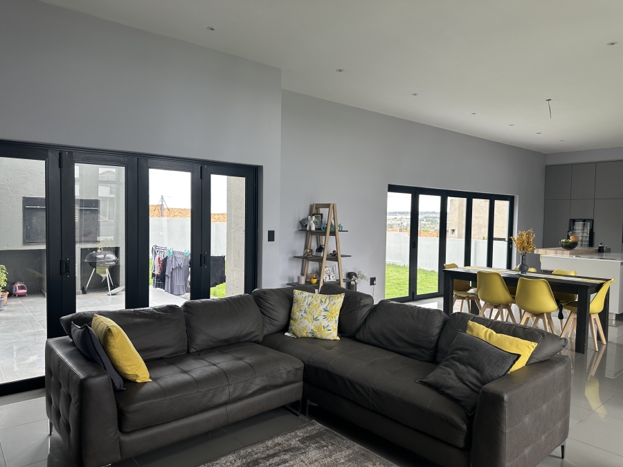 To Let 4 Bedroom Property for Rent in Blue Valley Golf Estate Gauteng