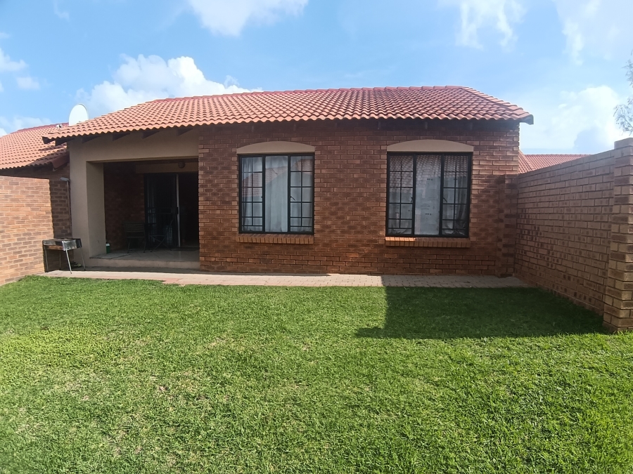 To Let 2 Bedroom Property for Rent in Monavoni Gauteng