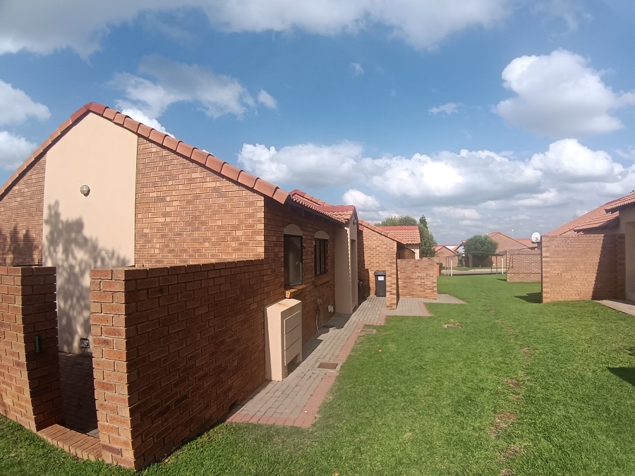 To Let 2 Bedroom Property for Rent in Monavoni Gauteng