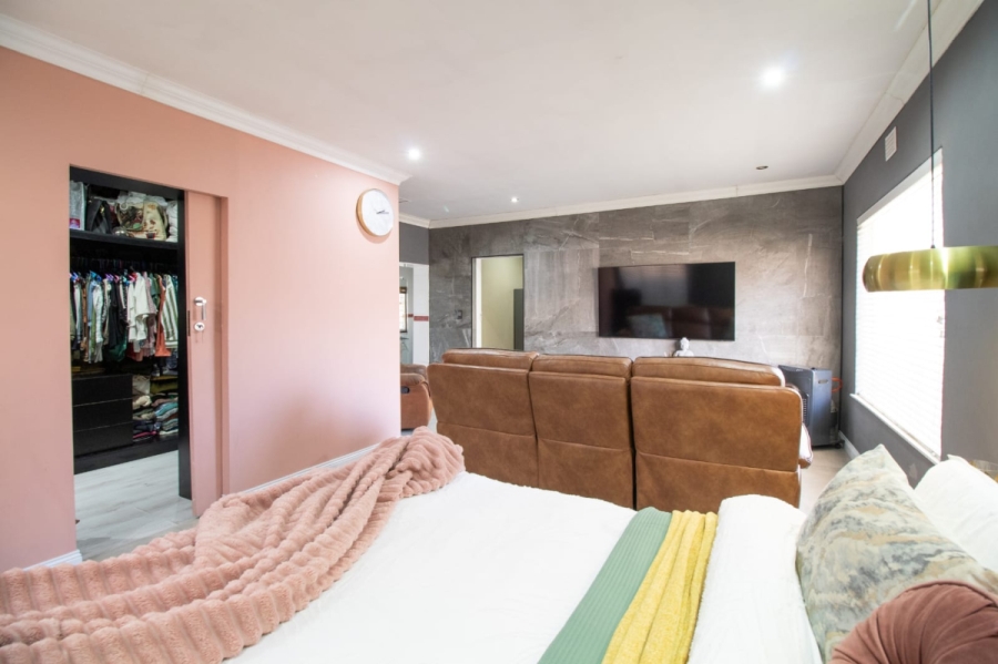 6 Bedroom Property for Sale in Croydon Gauteng