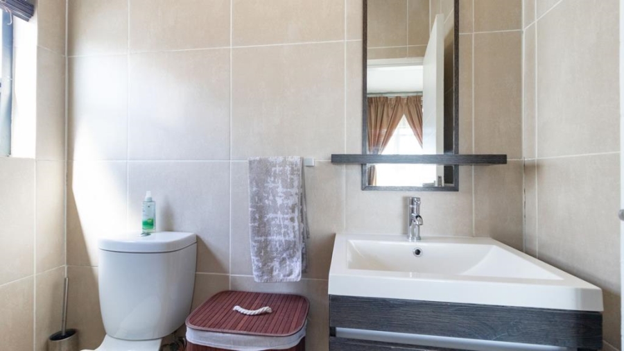 2 Bedroom Property for Sale in Greenstone Crest Gauteng