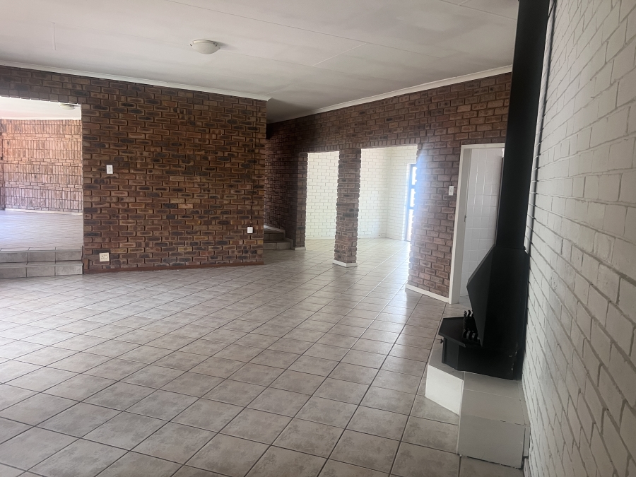 To Let 4 Bedroom Property for Rent in Waterkloof Gauteng