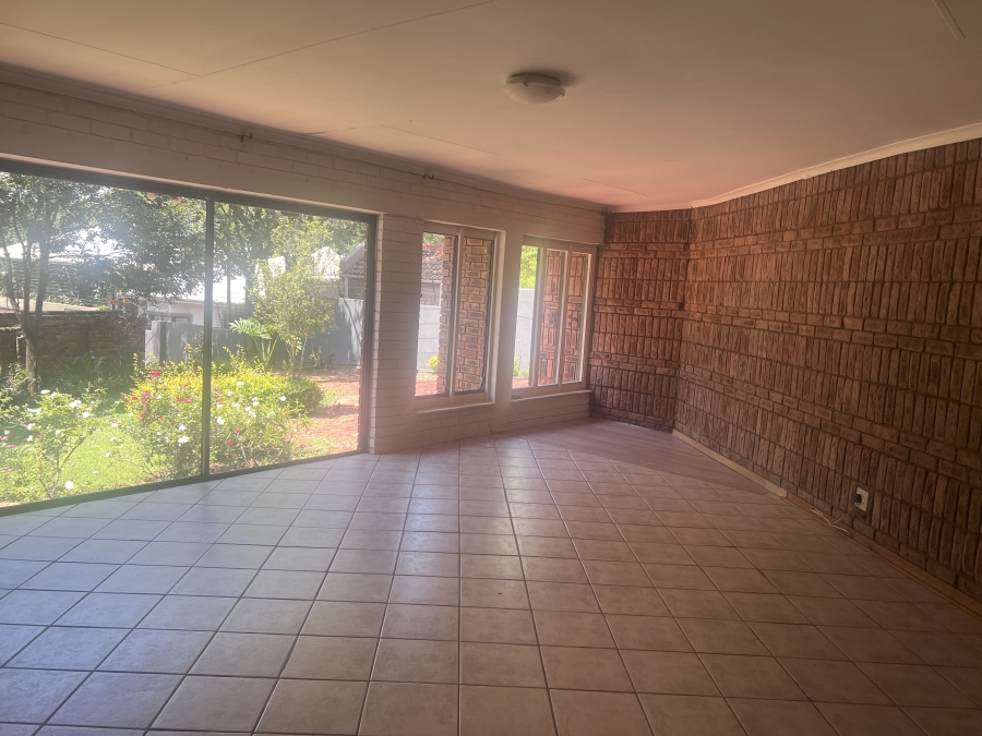To Let 4 Bedroom Property for Rent in Waterkloof Gauteng