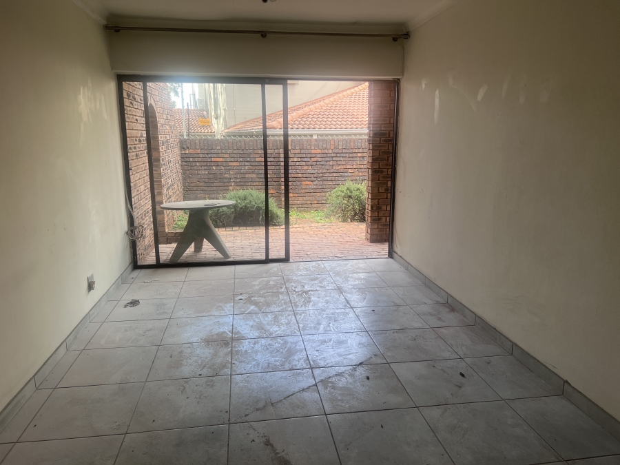 To Let 4 Bedroom Property for Rent in Waterkloof Gauteng