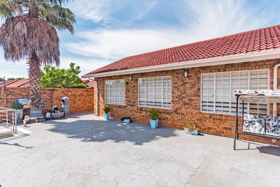 3 Bedroom Property for Sale in Helikonpark Gauteng