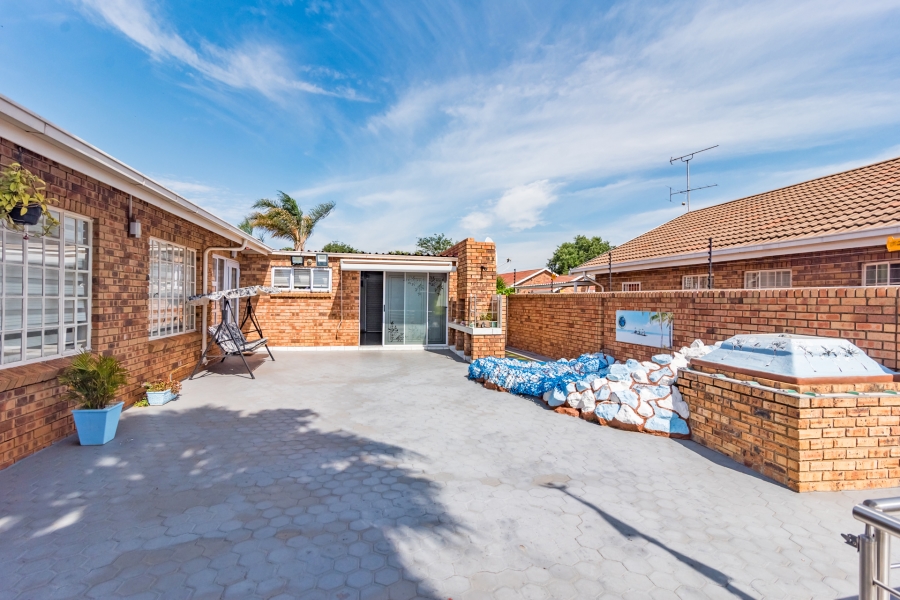 3 Bedroom Property for Sale in Helikonpark Gauteng