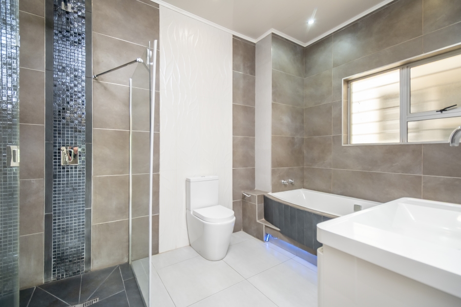 4 Bedroom Property for Sale in Hurlingham Gauteng